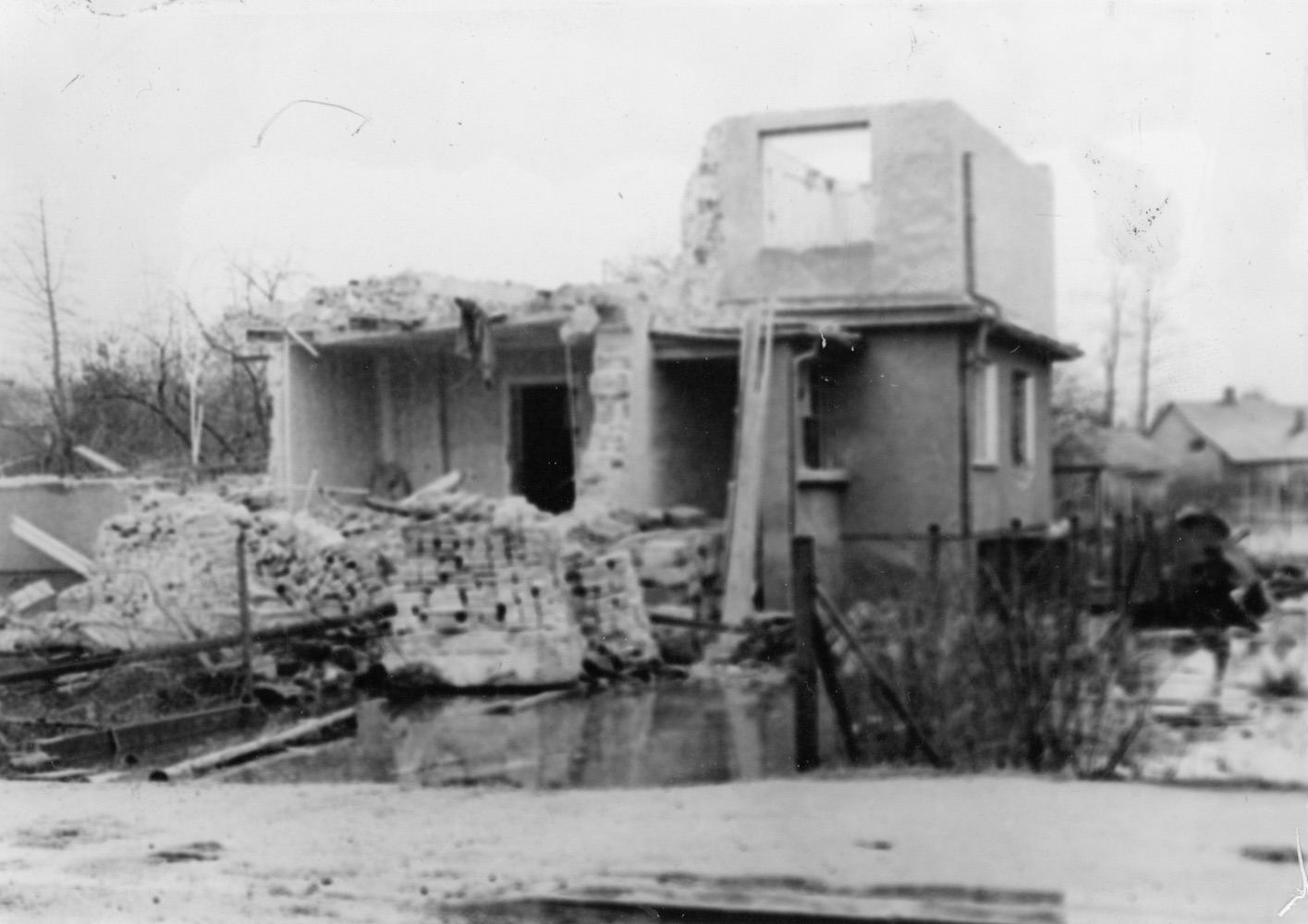 Pozůstatky domu čp. 620 na snímku z 19.2.1989 (Sbírka Józefa Chmiela)