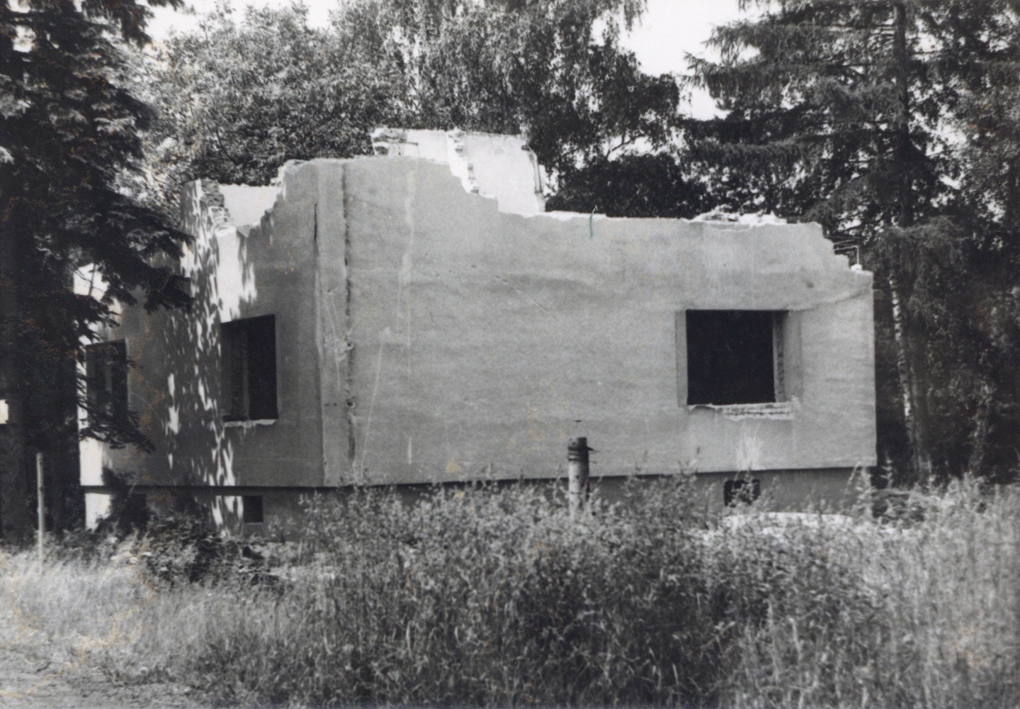 Pozůstatky domu čp. 627 na snímku z 15.6.1995 (Sbírka Józefa Chmiela)