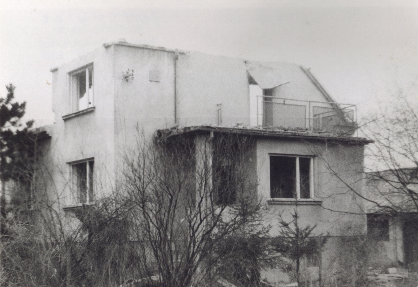 Dům čp. 635 při demolici na snímku z 7.3.1994 (Sbírka Józefa Chmiela)