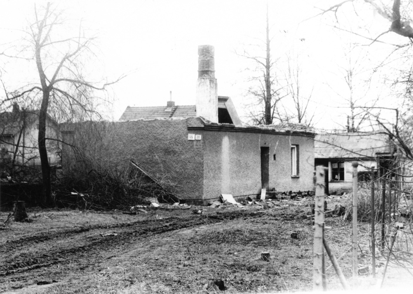 Pozůstatky domu čp. 65 na snímku ze dne 22.3.1992 (Sbírka Józefa Chmiela)