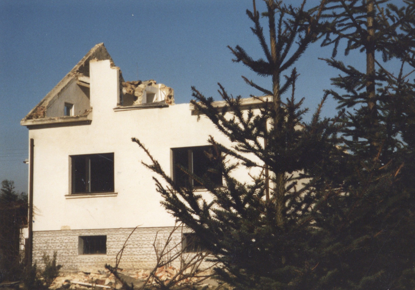 Pozůstatky domu čp. 652 na snímku z 11.2.2001 (Sbírka Józefa Chmiela)