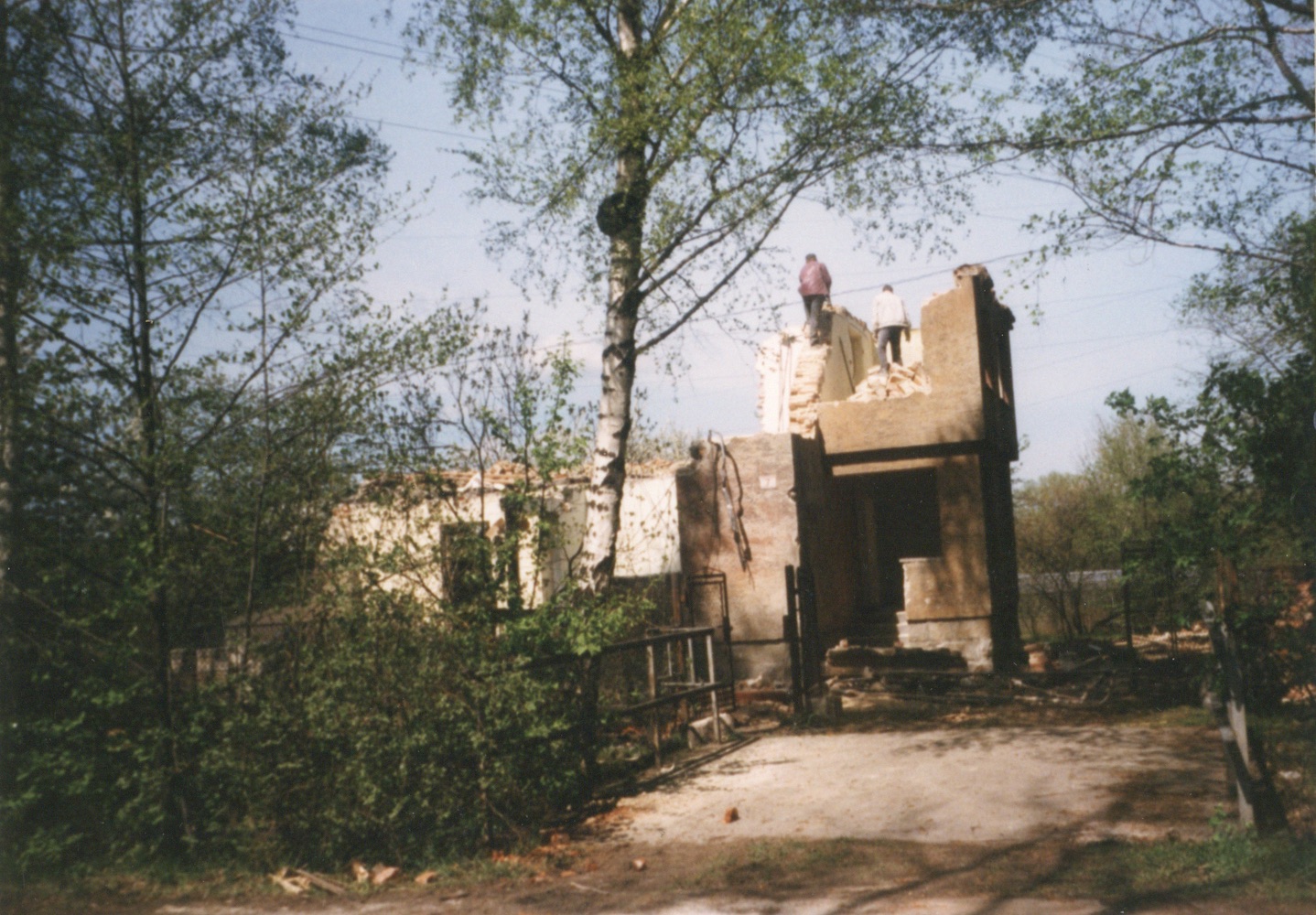 Pozůstatky domu čp. 663 na snímku z 12.4.1999 (Sbírka Józefa Chmiela)