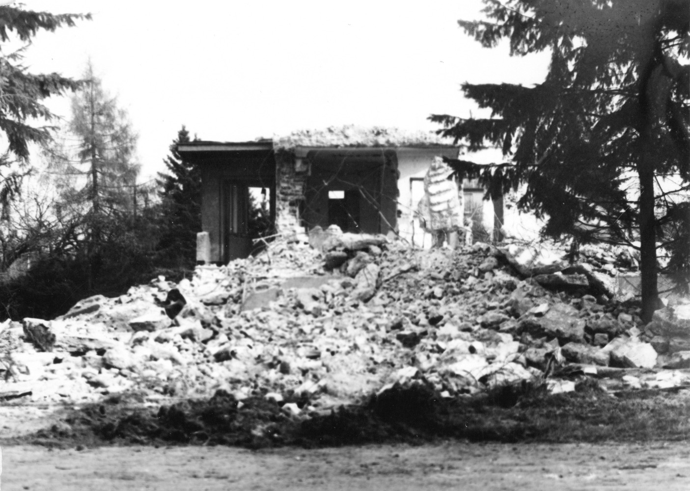 Pozůstatky domu čp. 664 na snímku ze dne 15.4.1991 (Sbírka Józefa Chmiela)