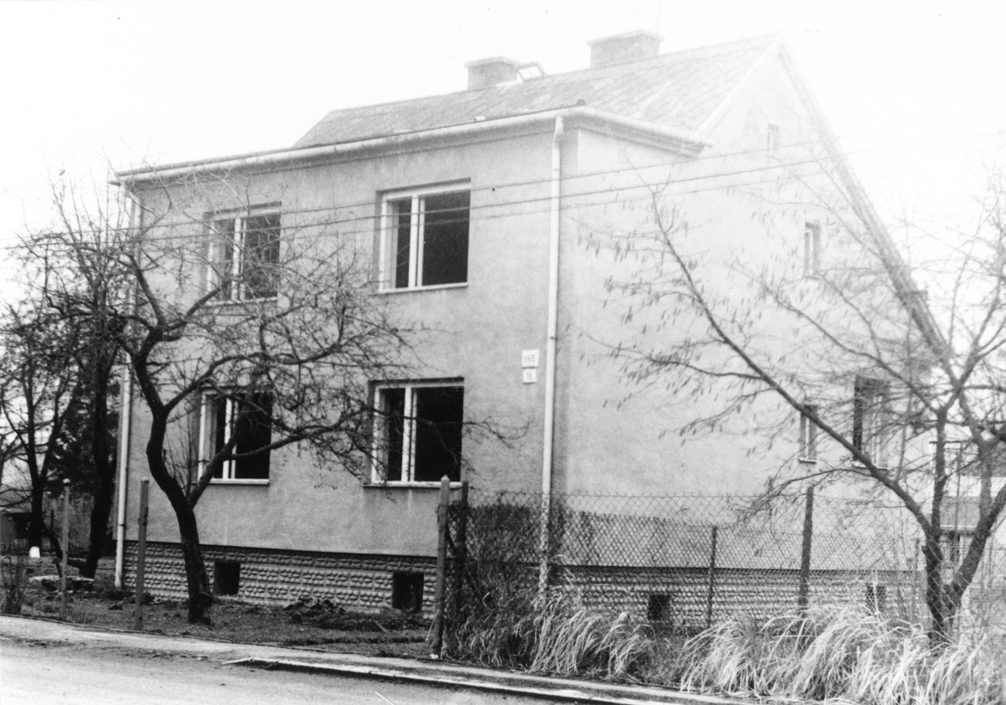 Pozůstatky domu čp. 665 na snímku ze dne 22.3.1992 (Sbírka Józefa Chmiela)