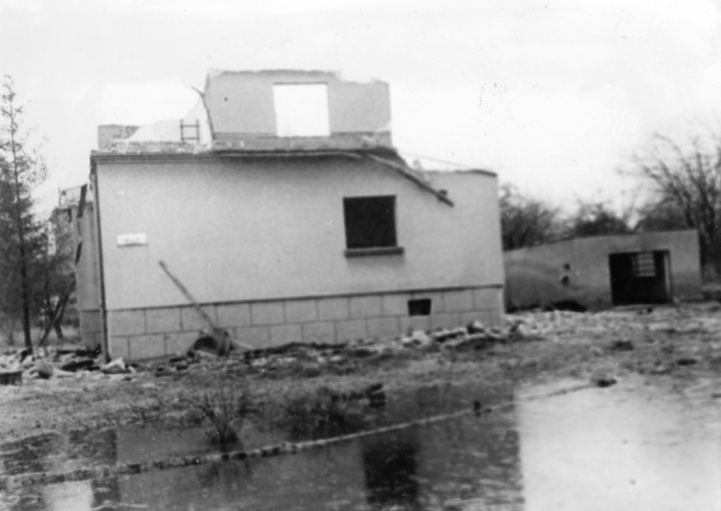 Pozůstatky domu čp. 666 na snímku ze dne 19.2.1989 (Sbírka Józefa Chmiela)