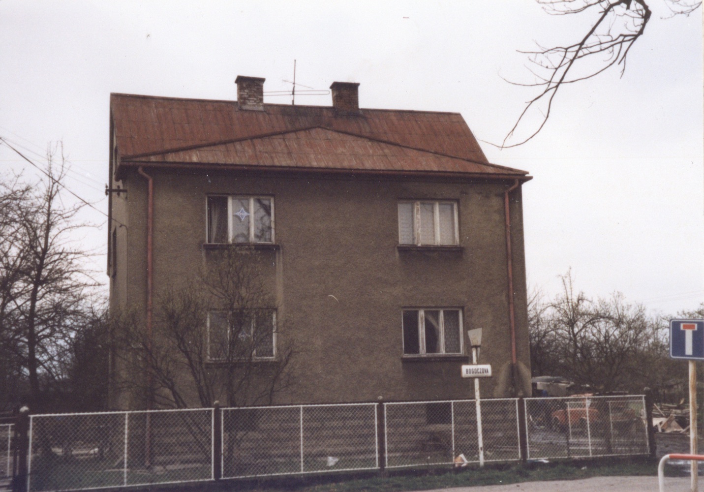 Dům čp. 675 v Lipinách na snímku z 15.4.2001 (Sbírka Józefa Chmiela)