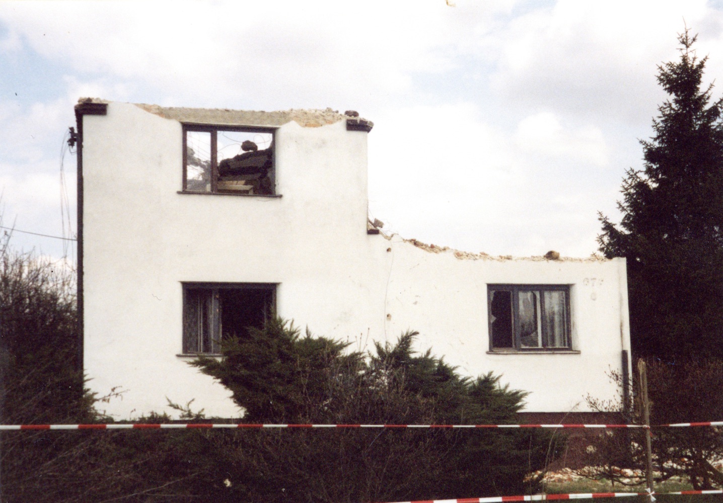 Pozůstatky domu čp. 677 na fotografii z 19.4.2004 (Sbírka Józefa Chmiela)