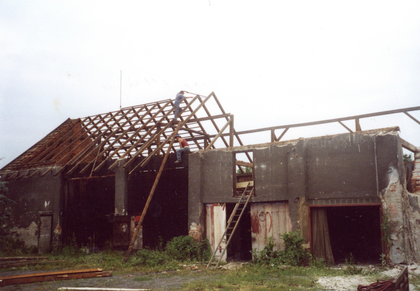 Hospodářská budova domu čp. 68 na snímku z 24.6.2002 (Sbírka Józefa Chmiela)