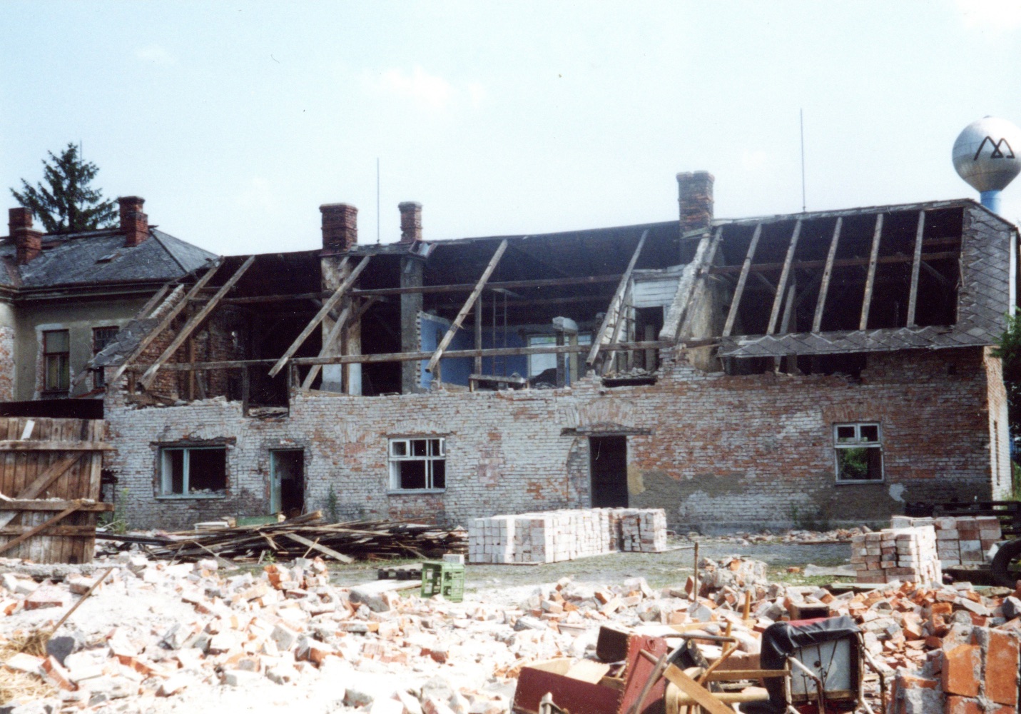 Záběr z průběhu demolice domu čp. 68: 9.7.2002 (Sbírka Józefa Chmiela)