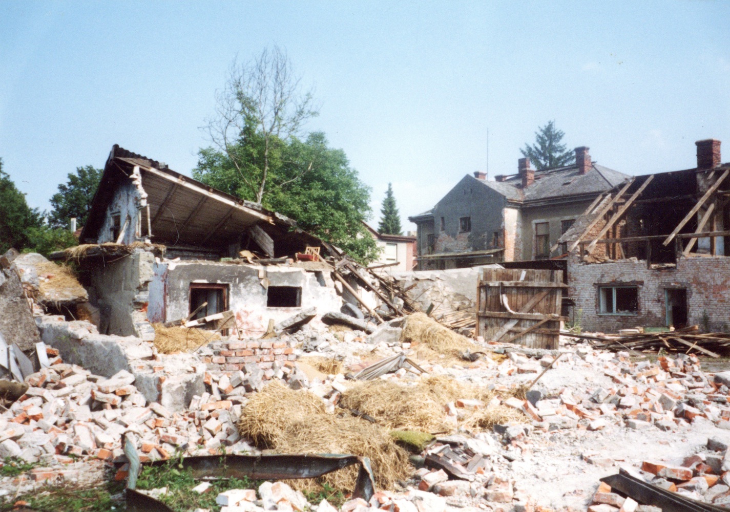 Záběr z průběhu demolice domu čp. 68: 9.7.2002 (Sbírka Józefa Chmiela)
