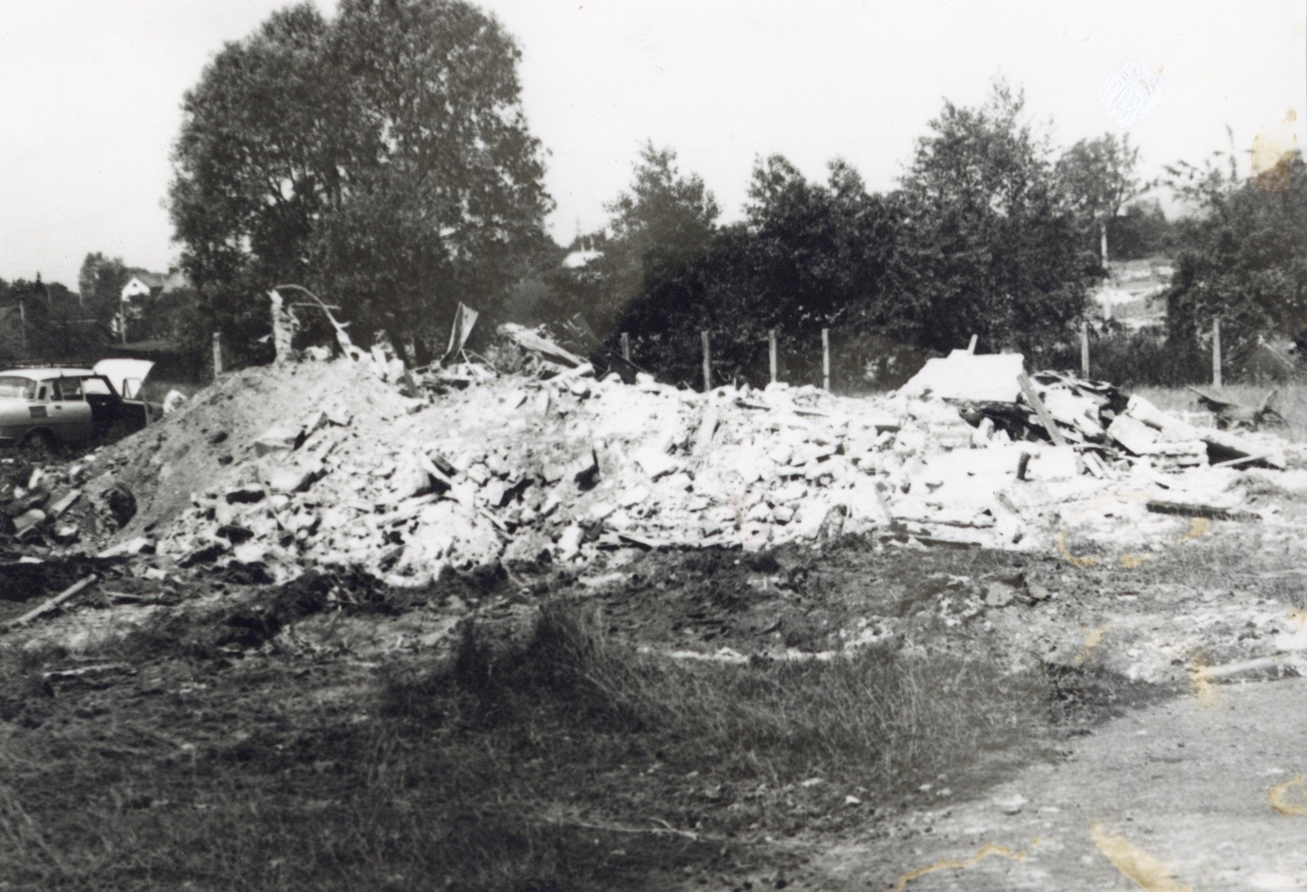 Pozůstatky domu čp. 687 na snímku z 25.6.1992 (Sbírka Józefa Chmiela)