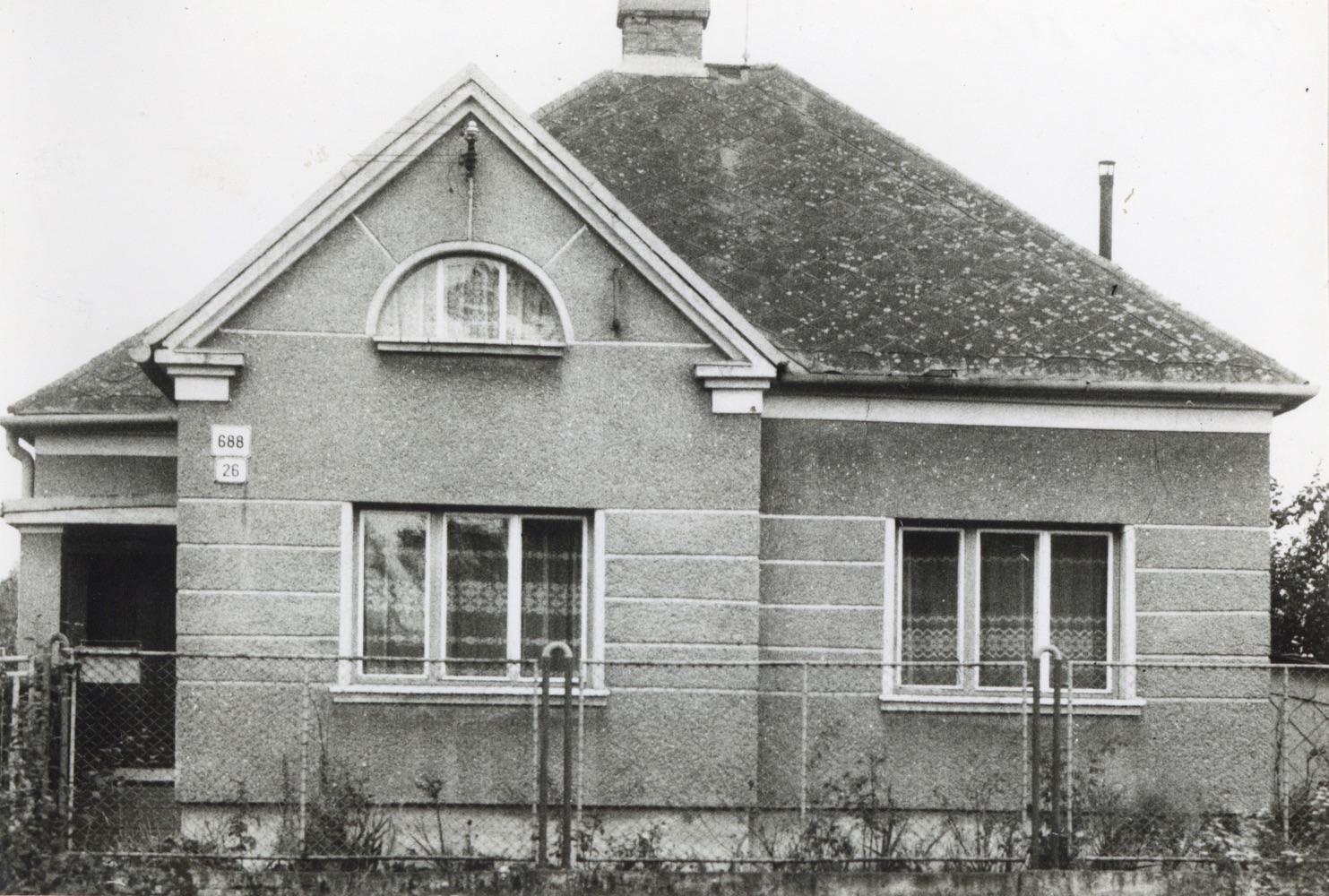 Dům čp. 688 v Lipinách na snímku z 19.9.1985 (Sbírka Józefa Chmiela)