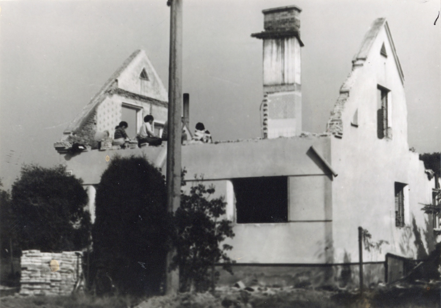 Pozůstatky domu čp. 692 na snímku z 19.9.1992 (Sbírka Józefa Chmiela)