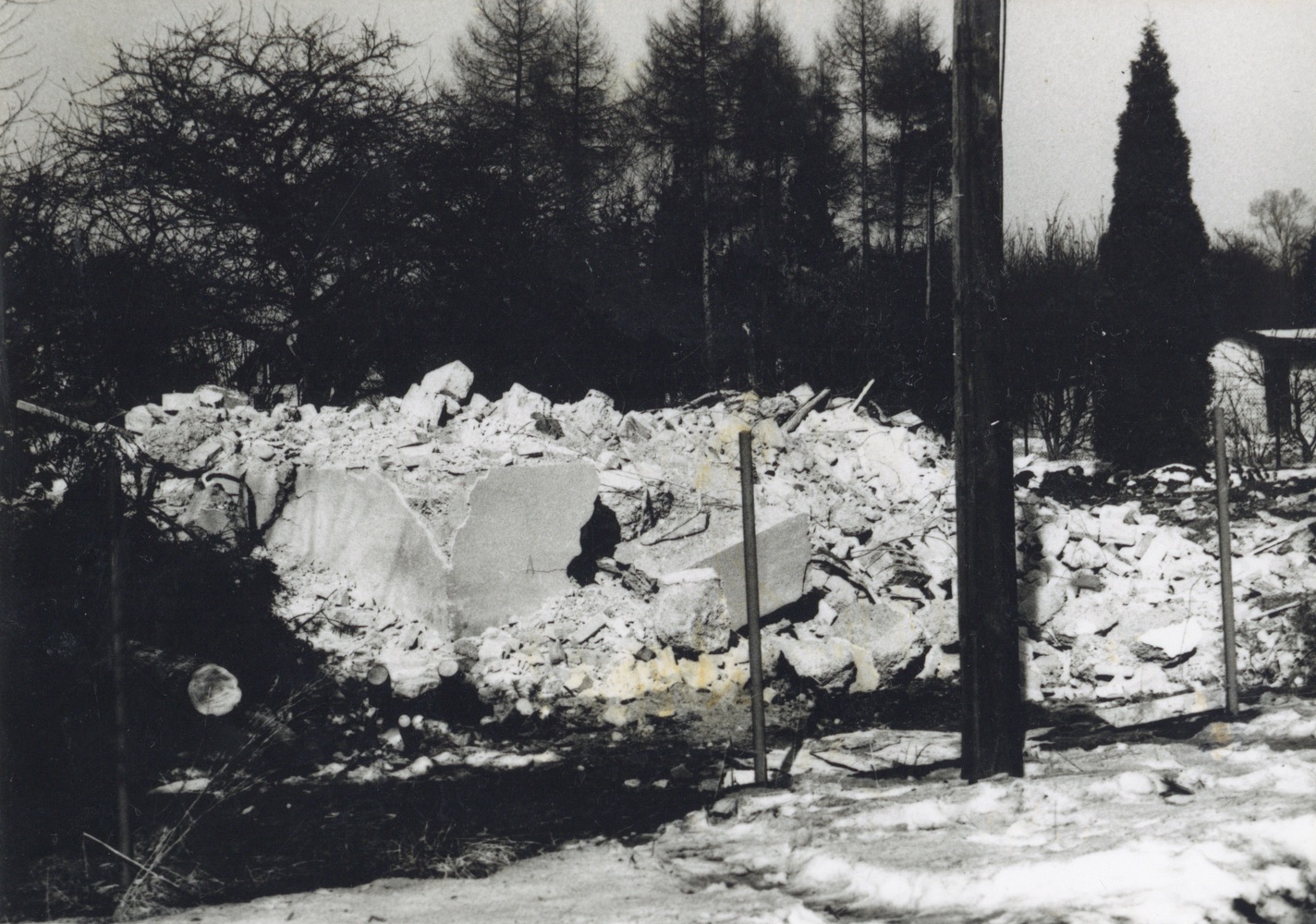 Pozůstatky domu čp. 693 na snímku z 9.2.1997 (Sbírka Józefa Chmiela)