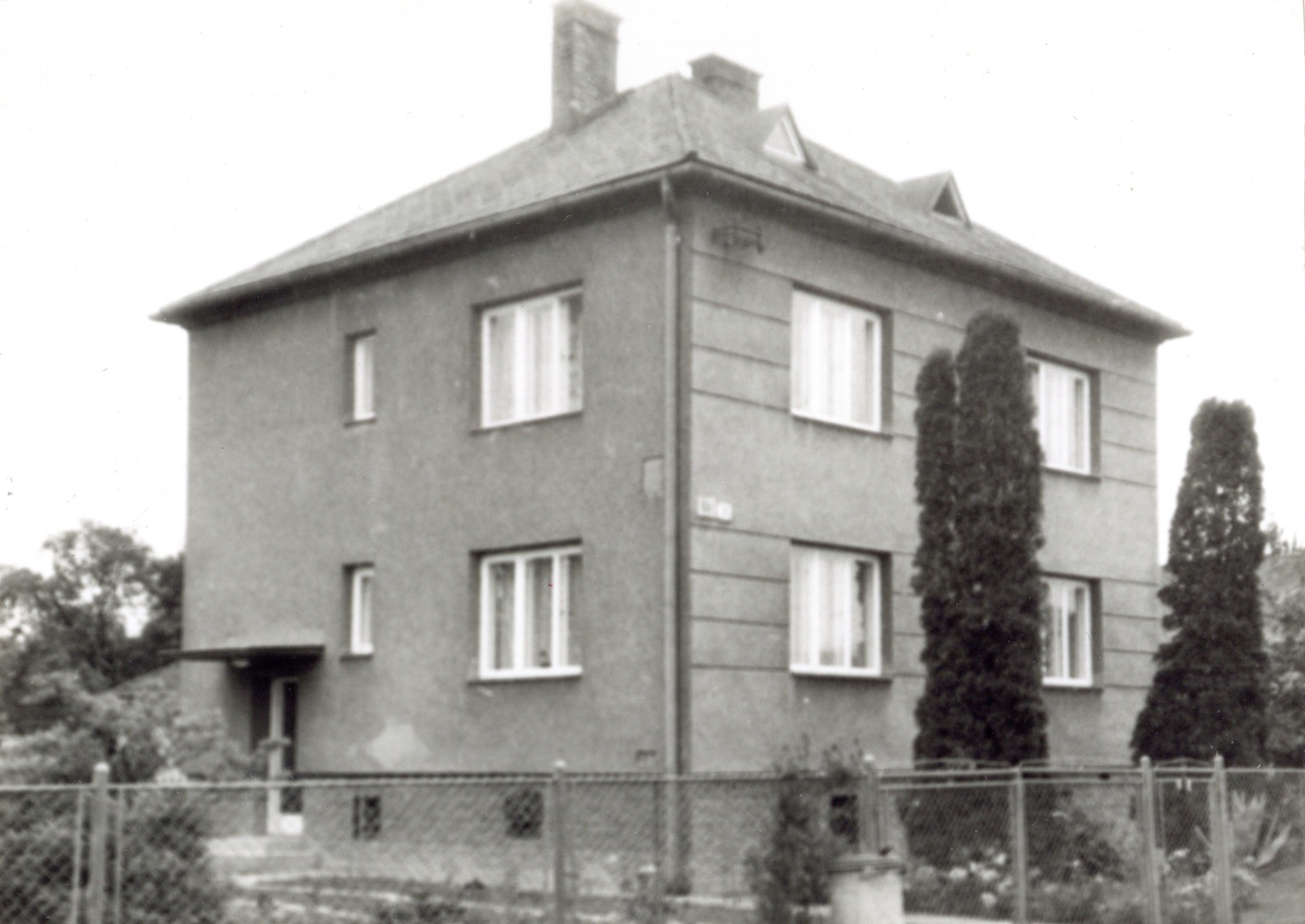 Dům čp. 696 na snímku z 25.6.1990 (Sbírka Józefa Chmiela)