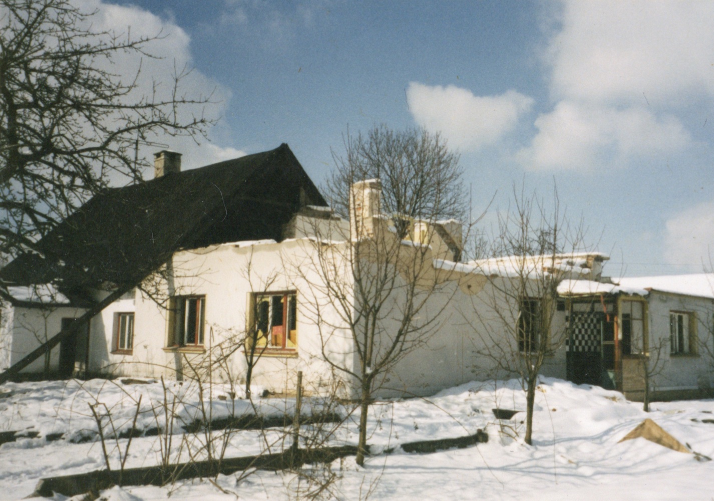 Pozůstatky domu čp. 704 na snímku z 27.1.2001 (Sbírka Józefa Chmiela)