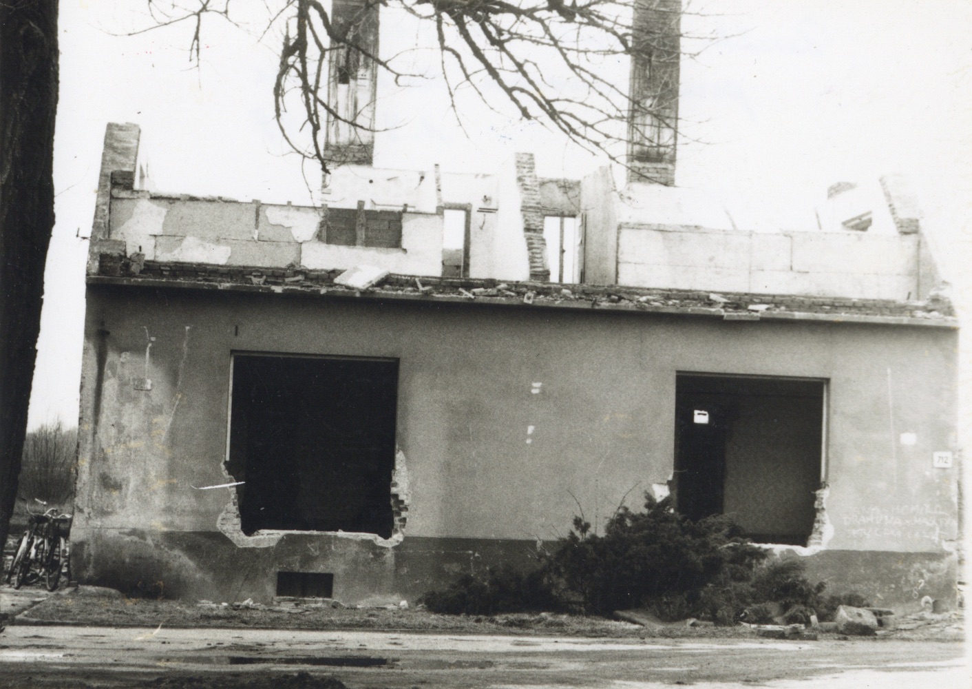 Pozůstatky domu čp. 712 v Lipinách  (který byl součástí bývalého statku Nový dvůr) na snímku z 1.3.1998 (Sbírka Józefa Chmiela)