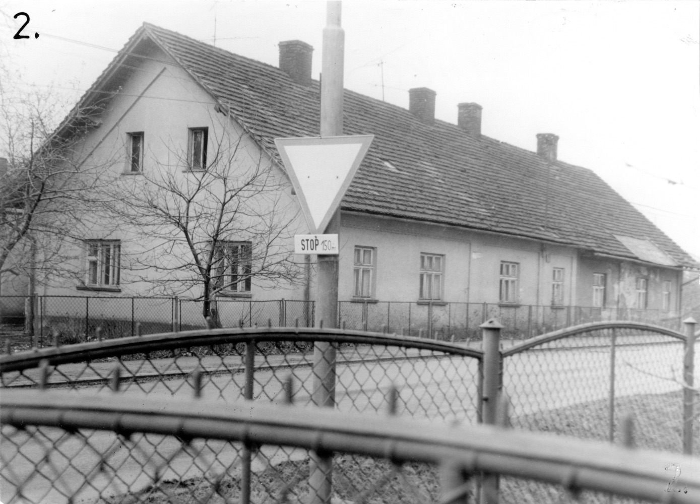 Dům čp. 7, 516: tzv. Pańskie mury (pohled od Louk), na snímku z 26.12.1988 (Sbírka Józefa Chmiela)