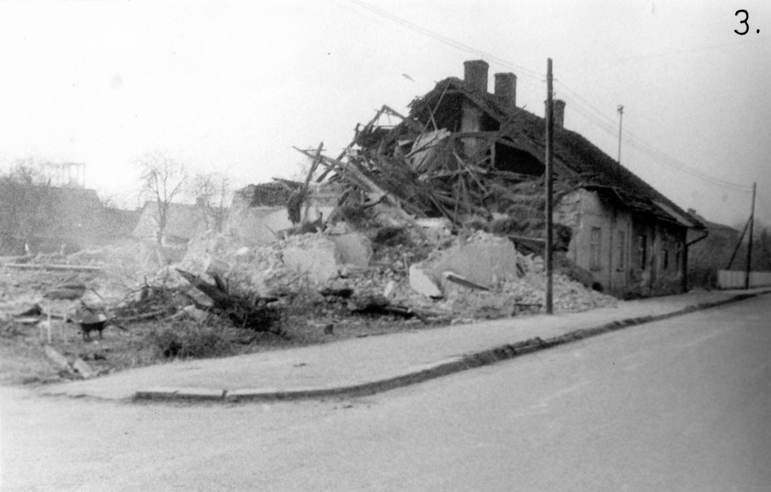 Dům čp. 7, 516 (tzv. Pańskie mury) při demolici, na snímku z 8.3.1989 (Sbírka Józefa Chmiela)