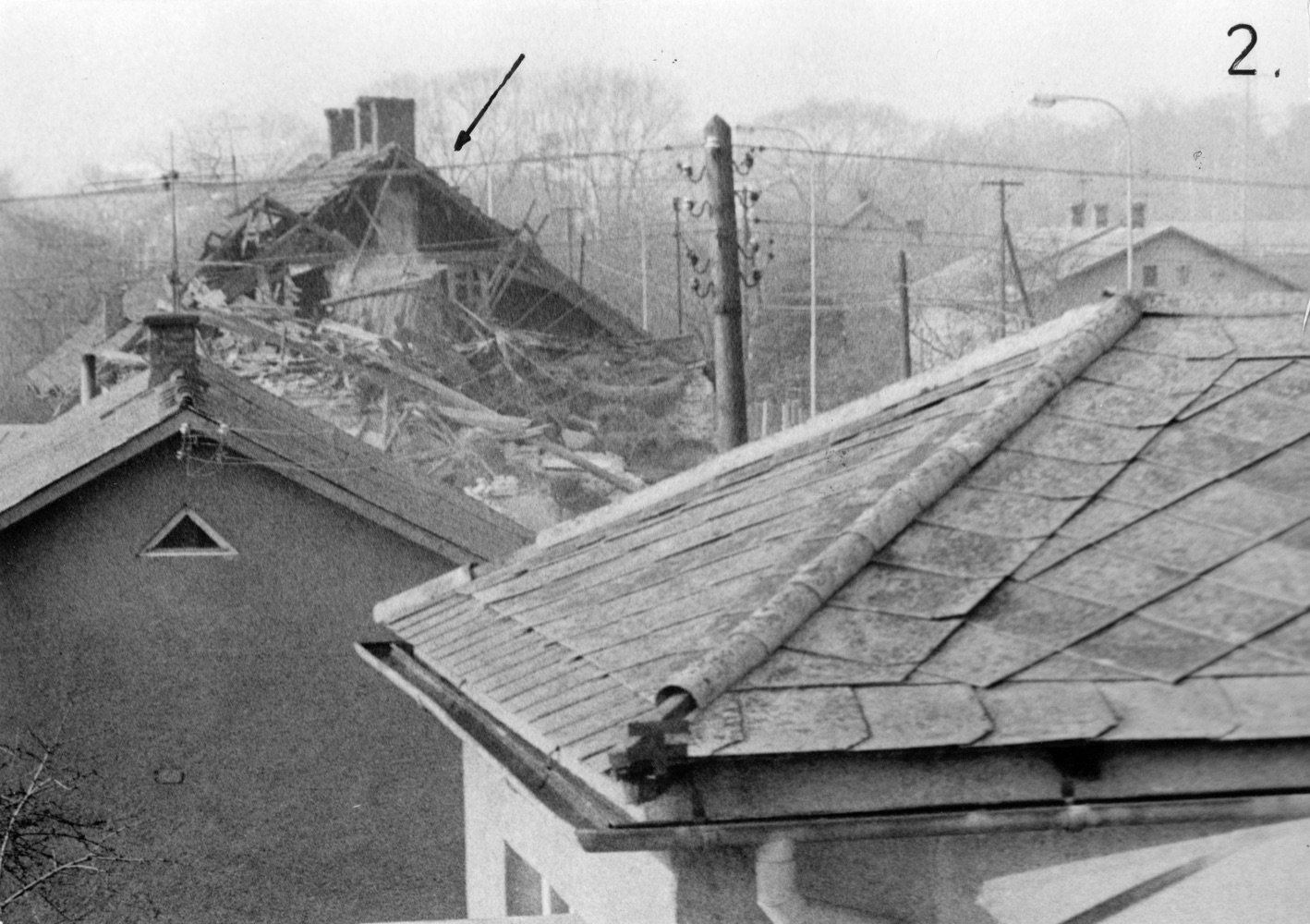 Dům čp. 7, 516 (tzv. Pańskie mury - označené šipkou) při demolici, na snímku z 8.3.1989 (Sbírka Józefa Chmiela)