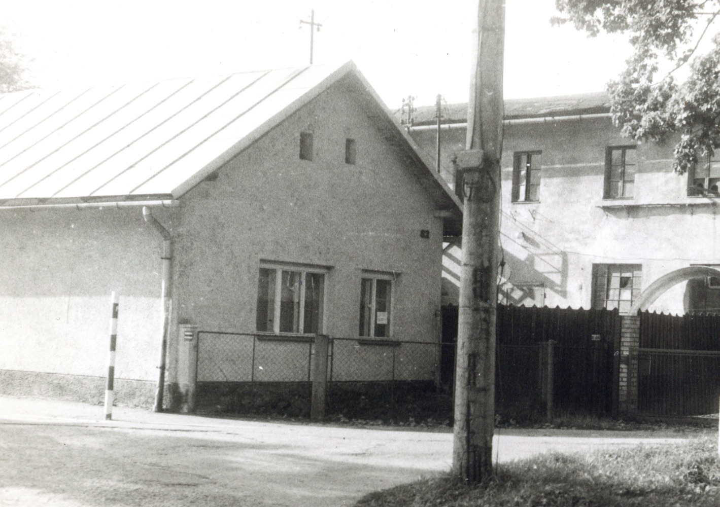 Dům čp. 82 na snímku z 28.9.1990 (Sbírka Józefa Chmiela)