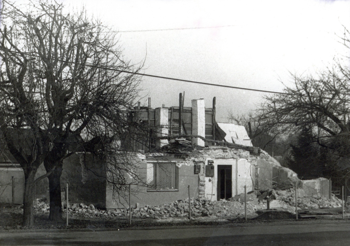 Pozůstatky domu čp. 83 na snímku z 15.11.1992 (Sbírka Józefa Chmiela)