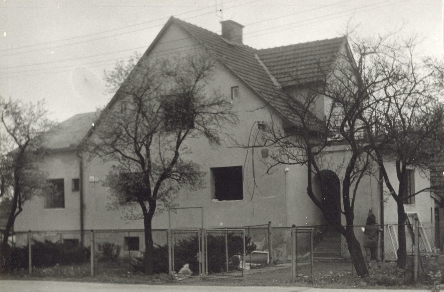 Dům čp. 87 v Lipinách na snímku z 2.11.1985 (Sbírka Józefa Chmiela)