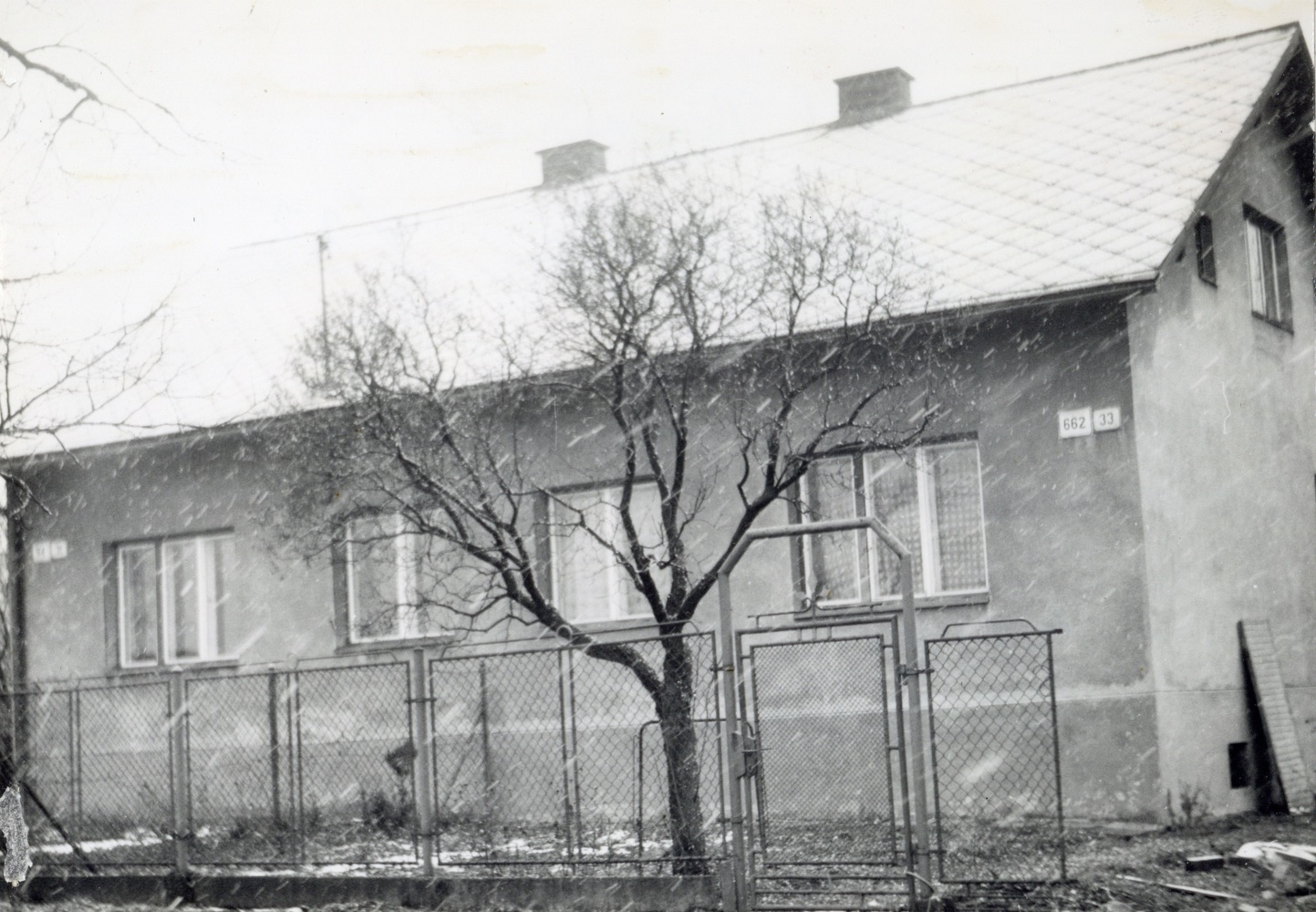 Dům čp. 94 (vlevo) a čp. 662 (vpravo) v Lipinách na snímku z 5.4.1988 (Sbírka Józefa Chmiela)