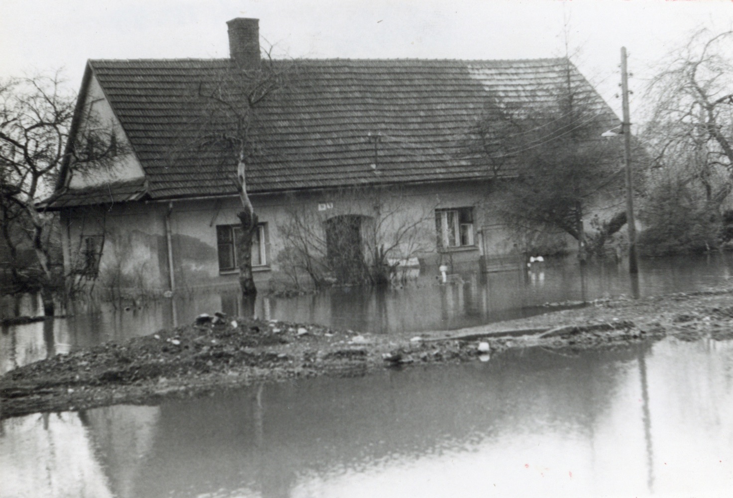 Dům čp. 96 v Lipinách na snímku z 17.4.1995 (Sbírka Józefa Chmiela)