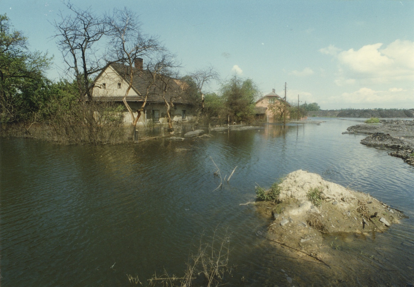 V popředí dům čp. 96 v Lipinách, za ním pak dům čp. 376