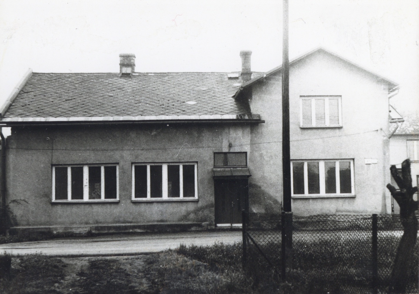 Hospoda U Machnerki čp. 97 v Lipinách (dříve U Olszarki, během 90. let 20. století přestavěna na obytný dům) na snímku z 11.5.1995. (Sbírka Józefa Chmiela)
