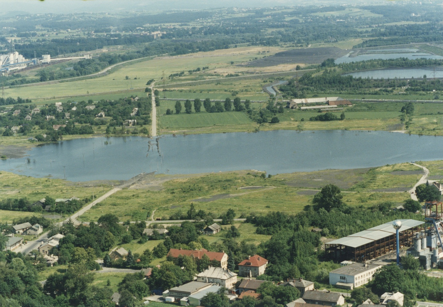 Postupný vznik tzv. Karvinského moře... V popředí centrum starého Darkova: Dělnický dům, Škola, v pozadí Darkovský dvůr.