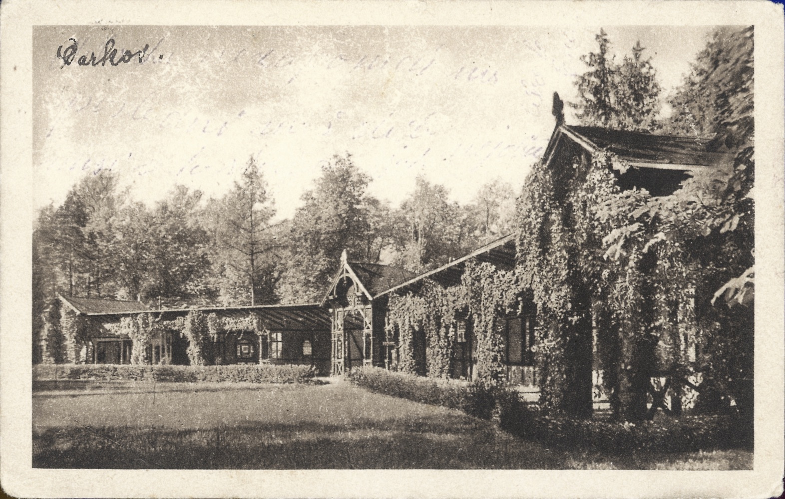 Kolonáda v lázeňském parku byla postavena v roce 1900. V době 2. světové války byla úplně zničena, zprvu německými a pak sovětskými vojáky. Definitivně odstraněna byla v roce 1948.