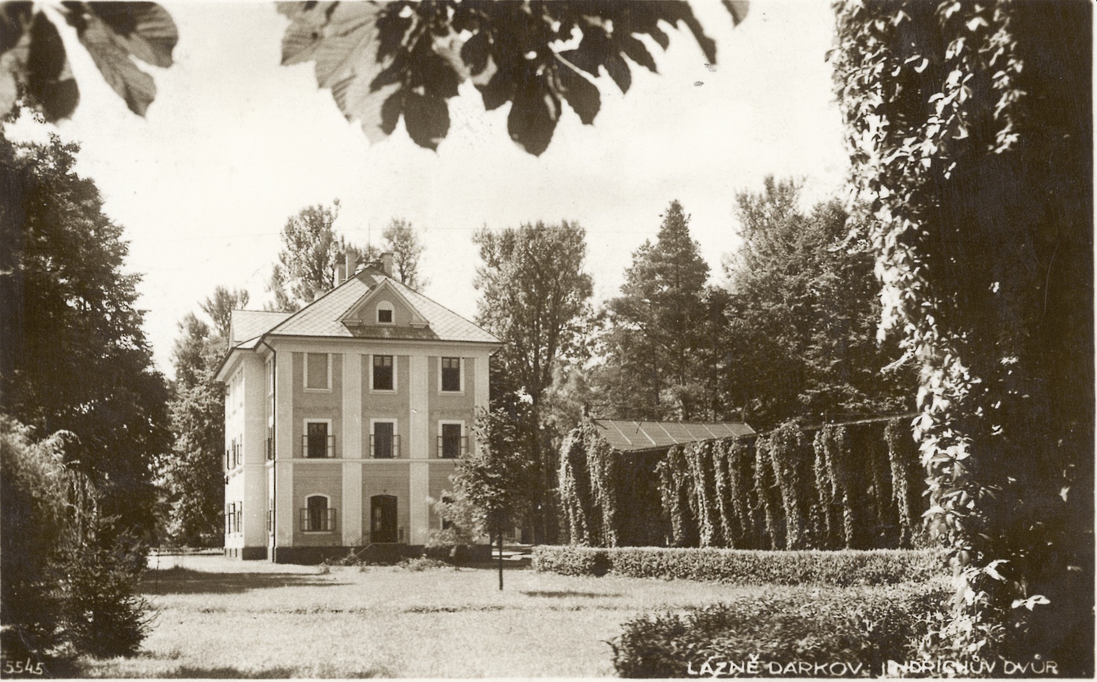 Kolonáda v lázeňském parku, v pozadí vila Heinrichshof / Maryčka (čp. 500)