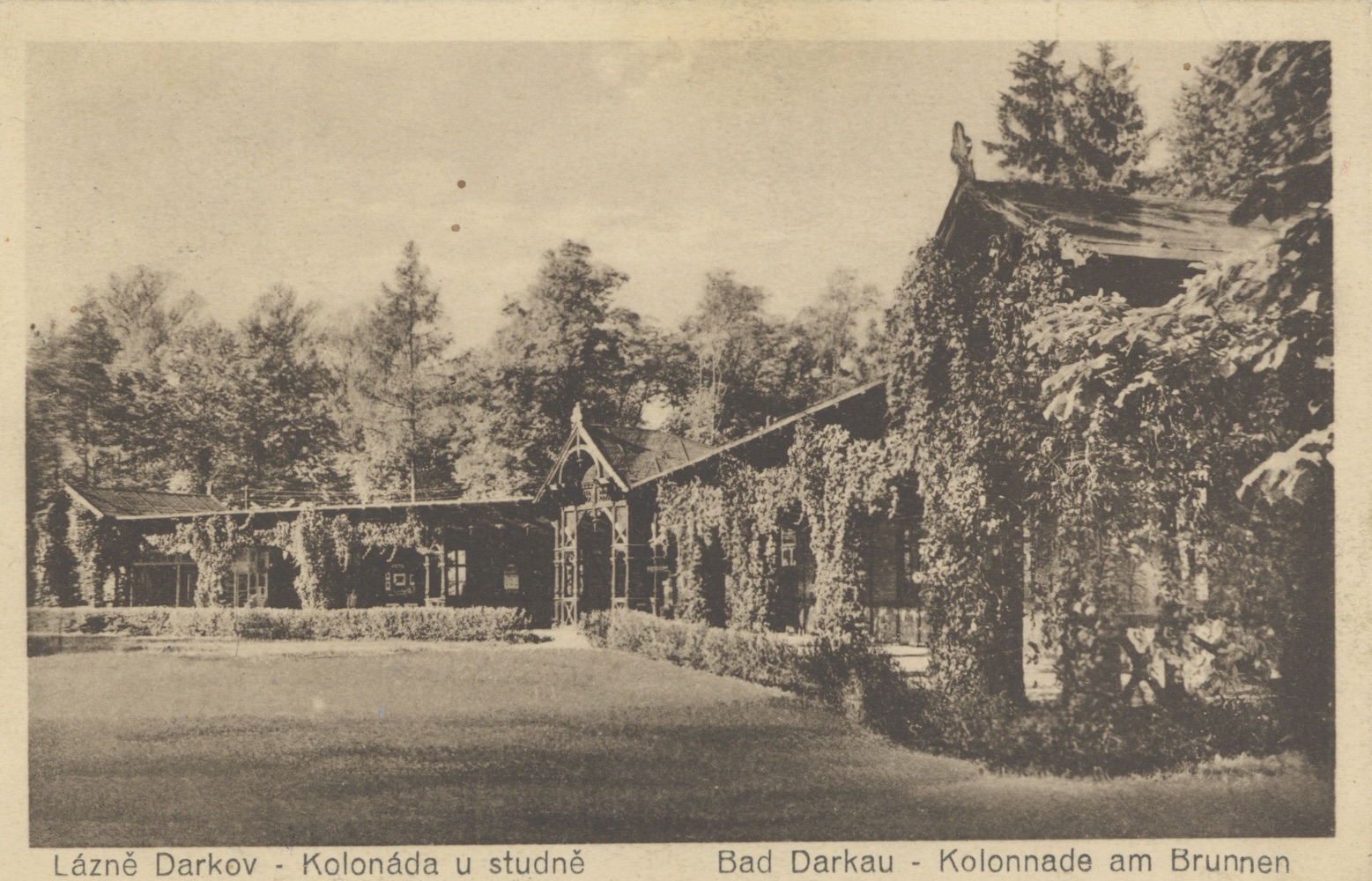 Kolonáda v lázeňském parku byla postavena v roce 1900. V době 2. světové války byla úplně zničena, zprvu německými a pak sovětskými vojáky. Definitivně odstraněna byla v roce 1948. (S laskavým svolením p. P. Kufy, ze soukromé sbírky)