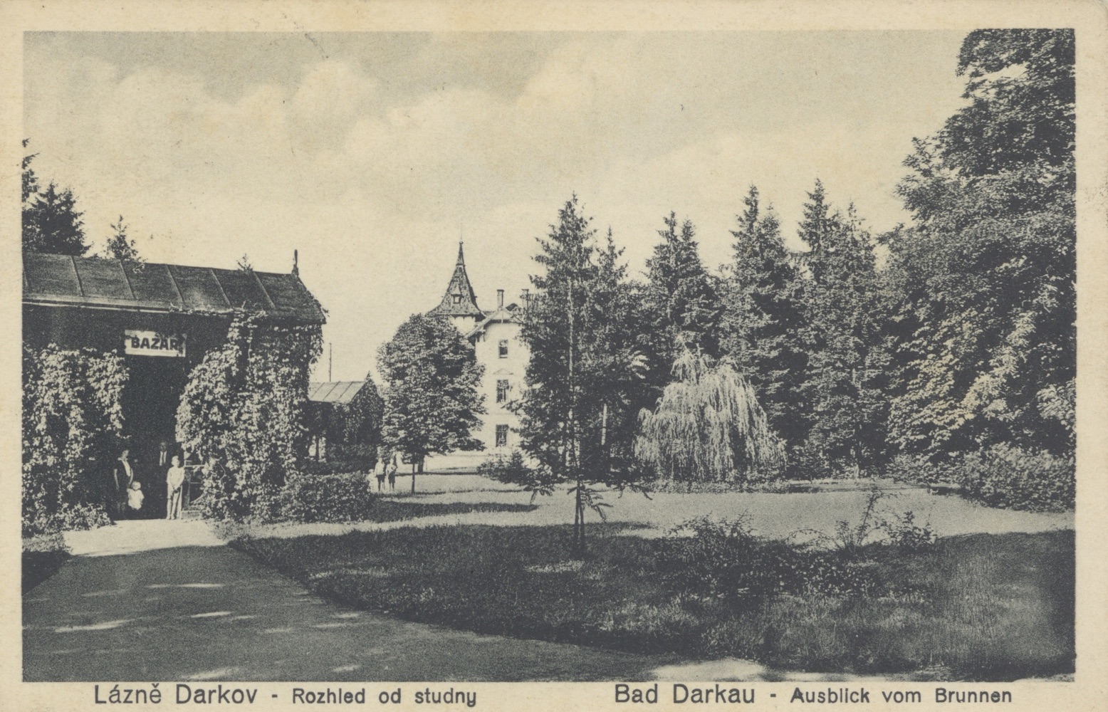 Kolonáda v lázeňském parku byla postavena v roce 1900. V době 2. světové války byla úplně zničena, zprvu německými a pak sovětskými vojáky. Definitivně odstraněna byla v roce 1948. (S laskavým svolením p. P. Kufy, ze soukromé sbírky)