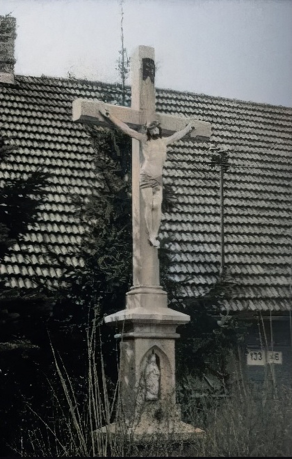 Kříž před domem čp. 133 v Lipinách. Kříž byl později přemístěn na hřbitov v Karviné - Mizerově, kde dodnes stojí... (S laskavým svolením p. Zdenka Janulka, ze soukromé sbírky)