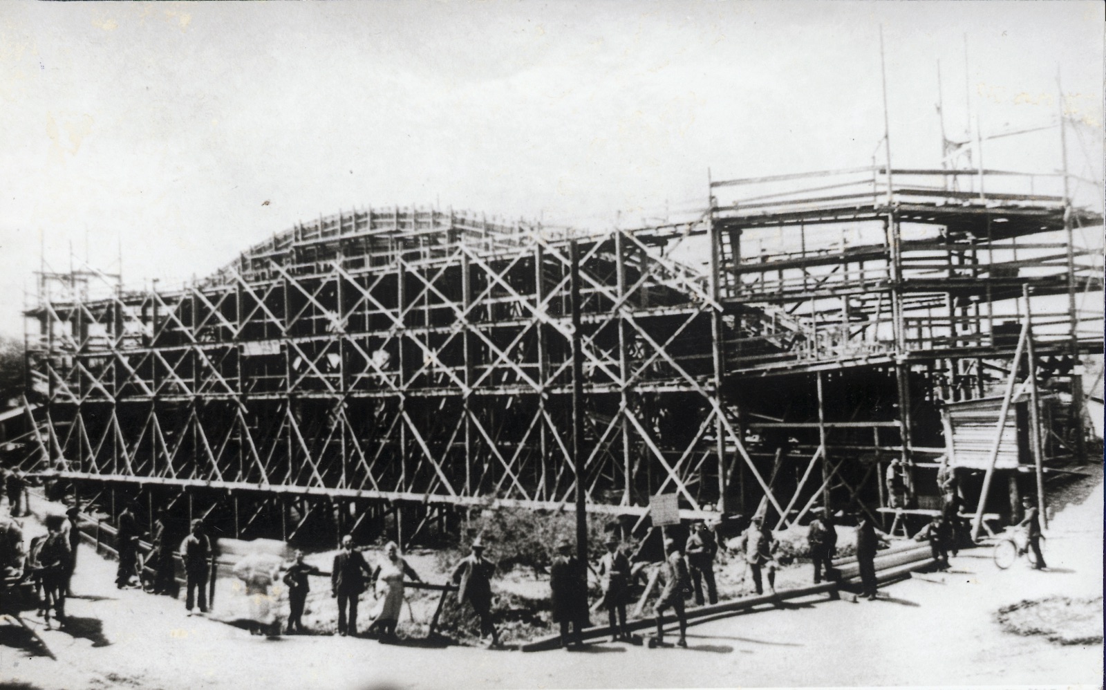 Stavba železobetonového mostu přes řeku Olzu byla zahájena v roce 1922