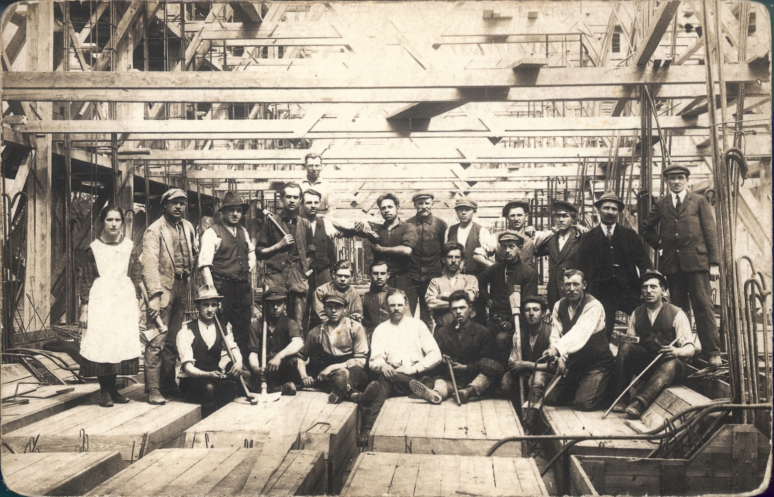 Dělníci na stavbě darkovského mostu, který byl uveden do provozu v roce 1925