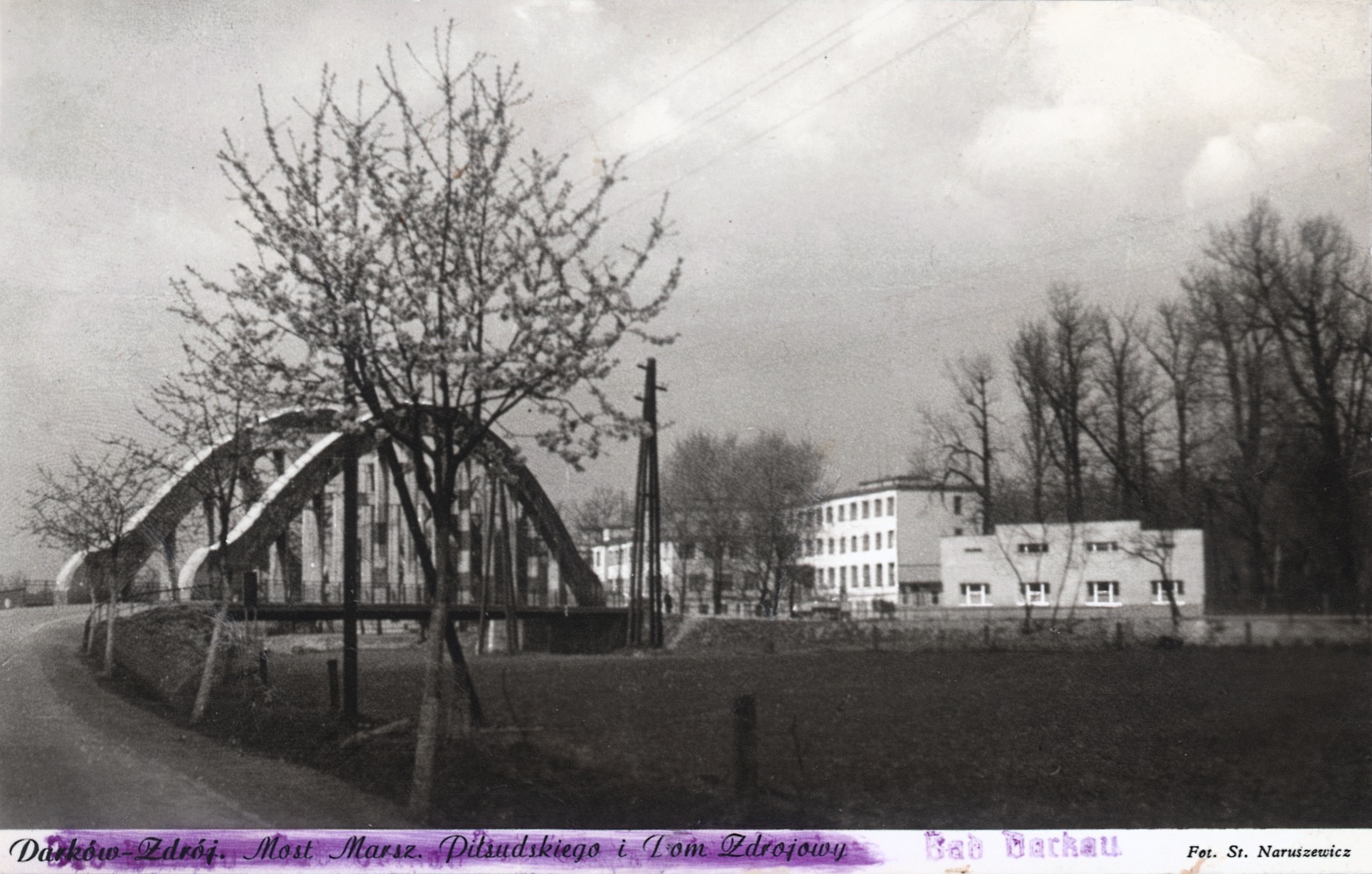 Železobetonový most přes řeku Olzu z roku 1925 nesl původně jméno prezidenta T. G. Masaryka, v době polského záboru (1938) pak jméno Marszałka Piłsudskiego a dnes se oficiálně jmenuje Most Sokolovských hrdinů. Obecně se mu však říká: Darkovský most...