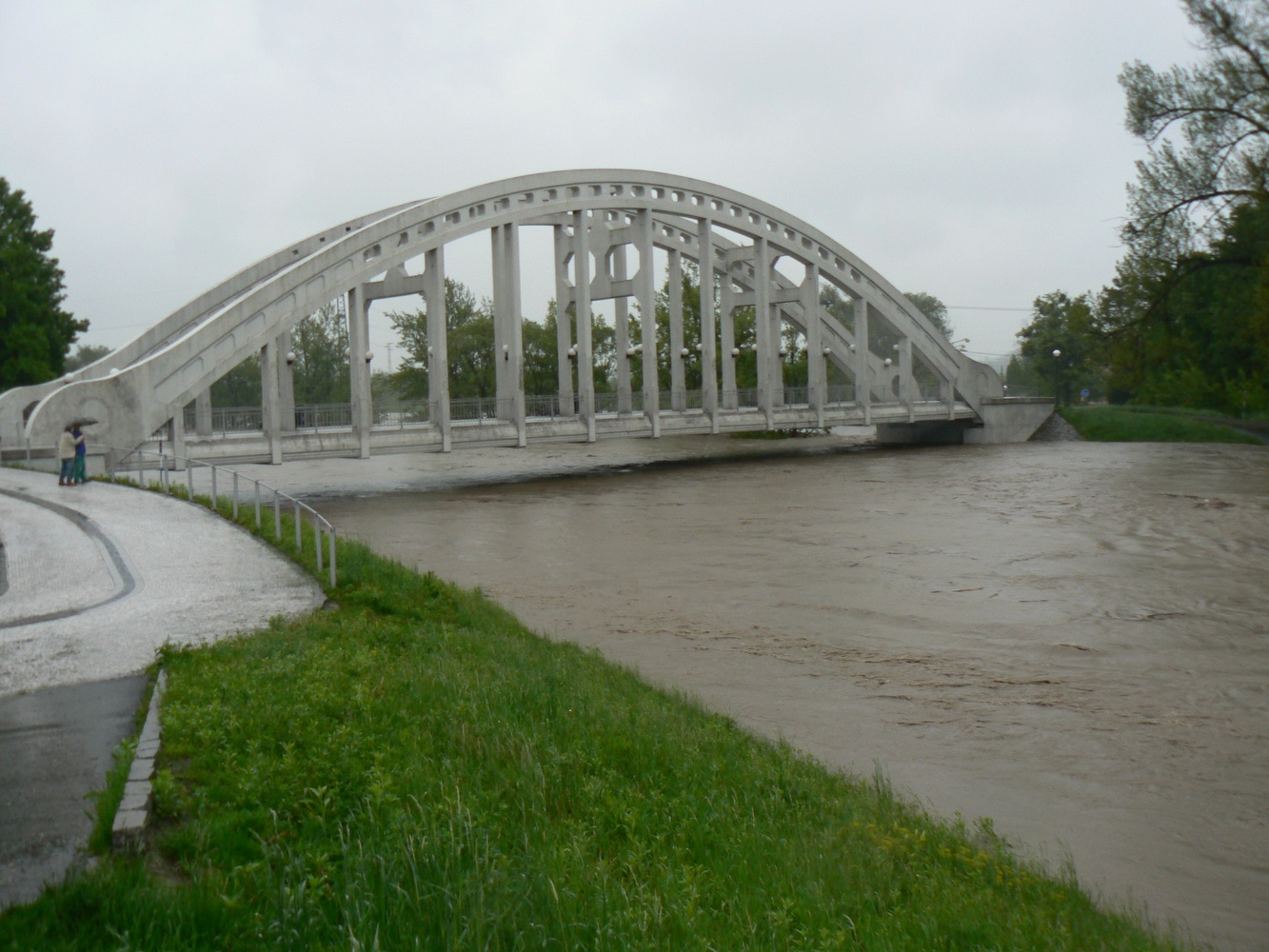 Darkovský most při zvýšeném stavu hladiny řeky Olzy v roce 2010