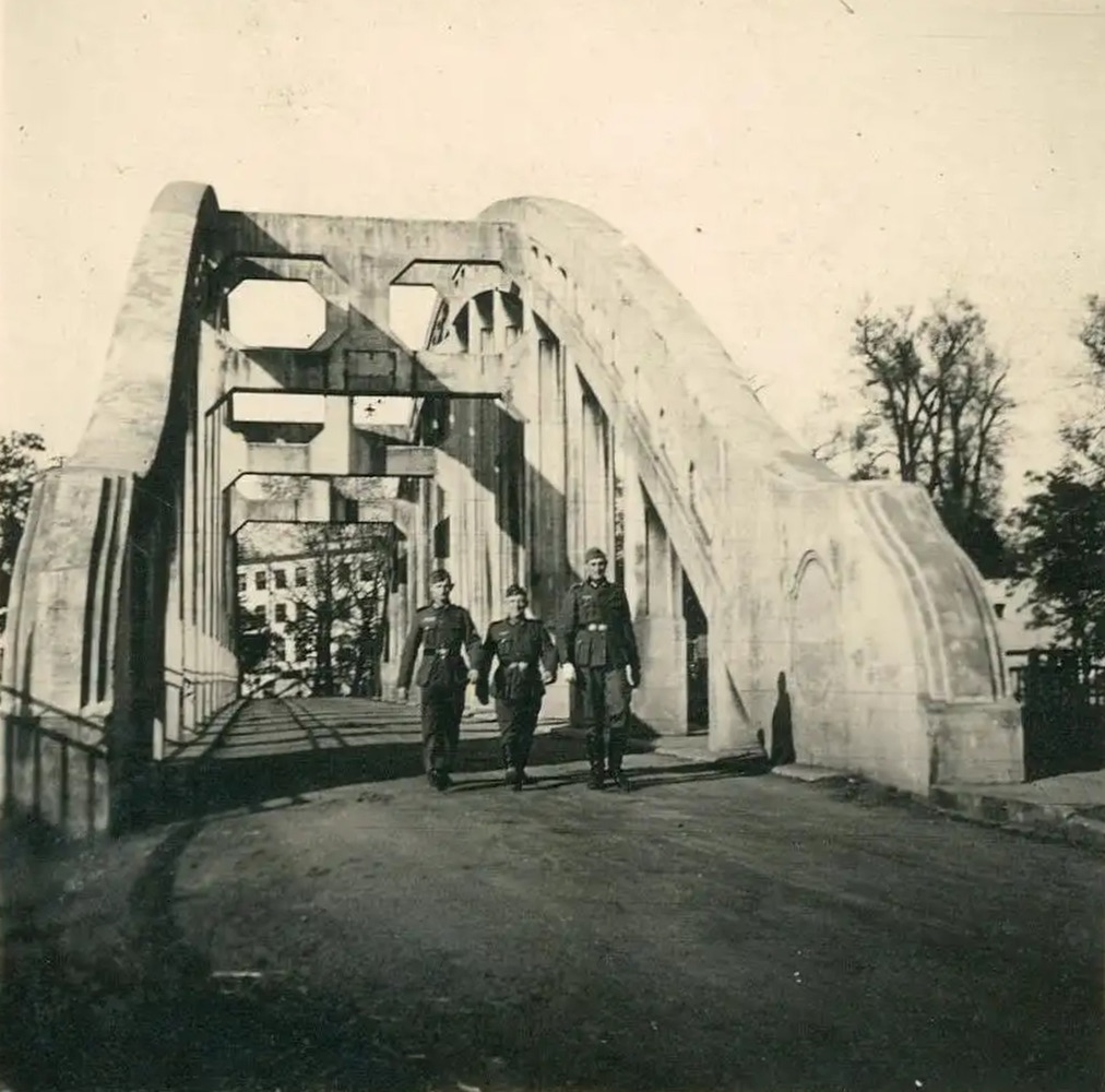Železobetonový most přes řeku Olzu na snímku z roku 1943