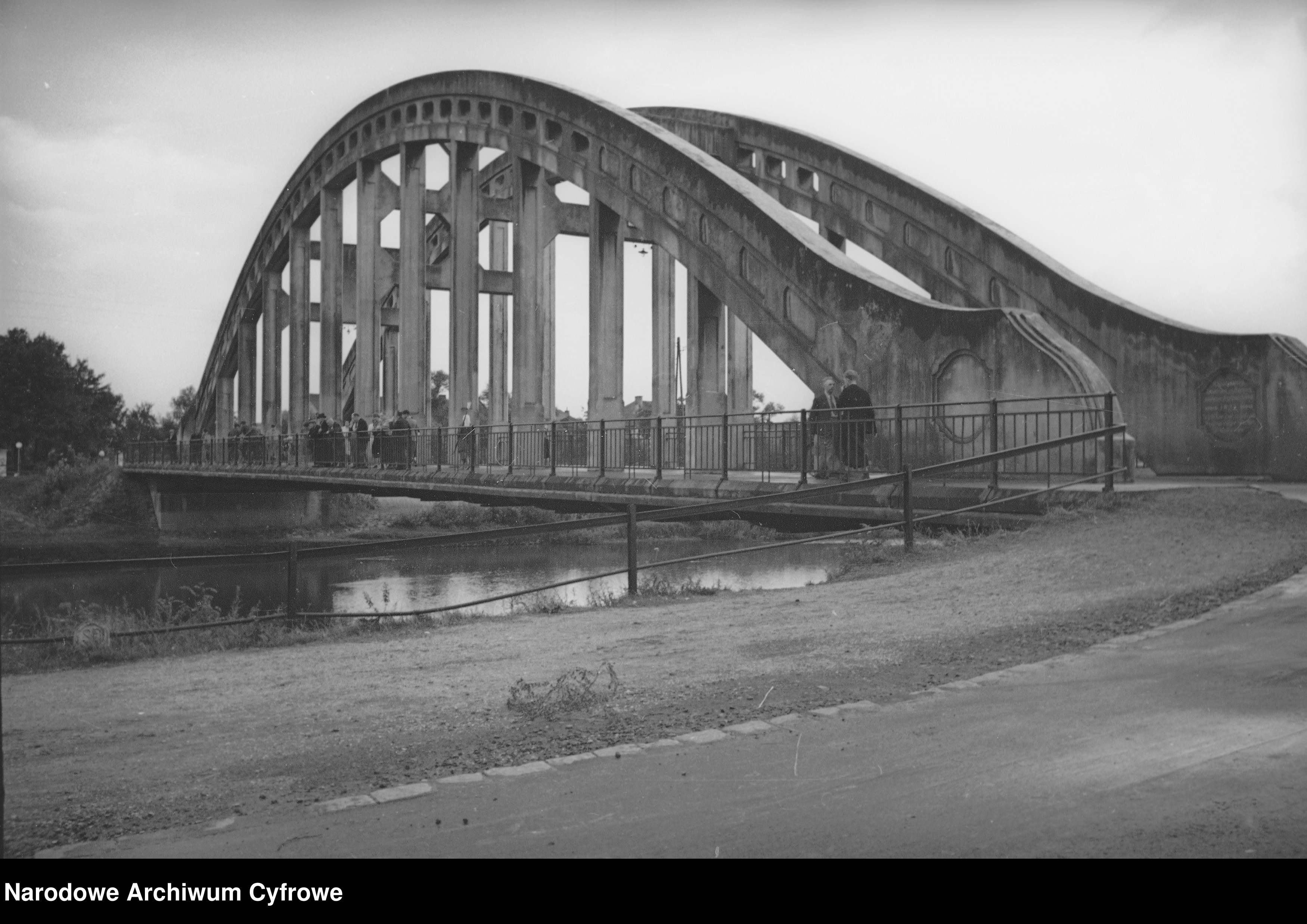 Železobetonový darkovský most přes řeku Olzu na snímku z roku 1939