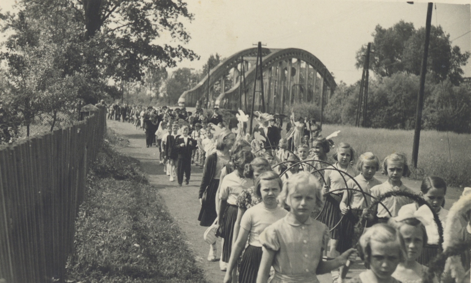 Průvod dětí u mostu přes řeku Olzu (S laskavým svolením p. M. Dworokové, ze soukromé sbírky)