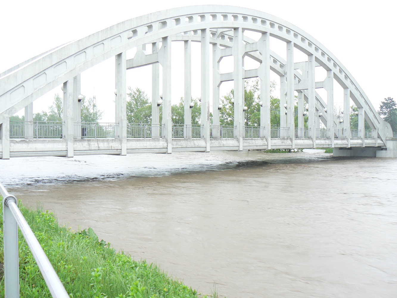 Darkovský most při zvýšeném stavu hladiny řeky Olzy v roce 2010