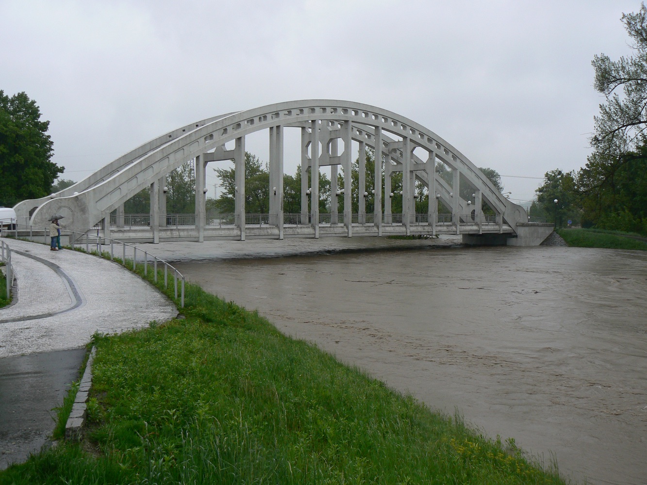 Darkovský most při zvýšeném stavu hladiny řeky Olzy v roce 2010