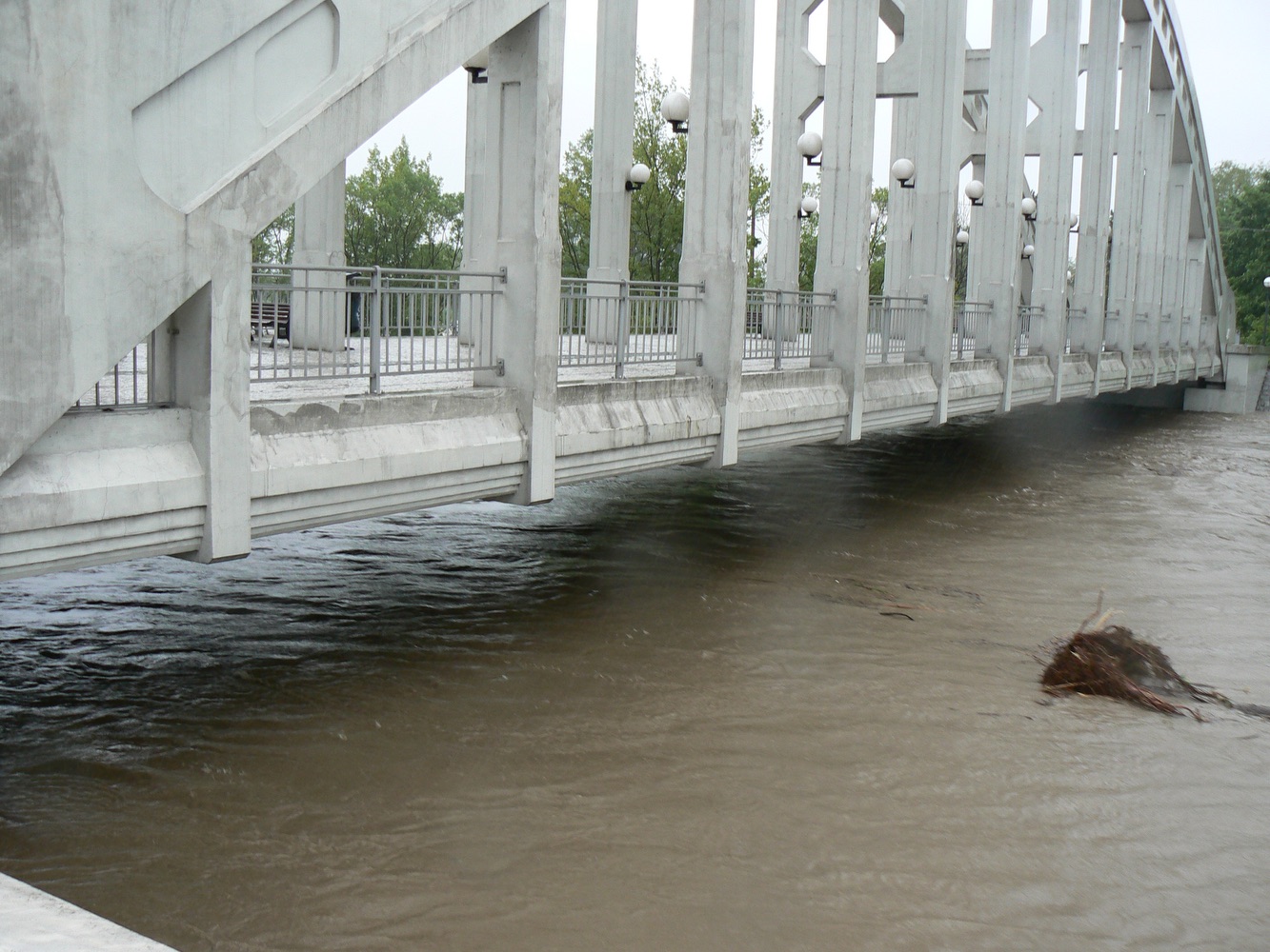 Darkovský most při zvýšeném stavu hladiny řeky Olzy v roce 2010