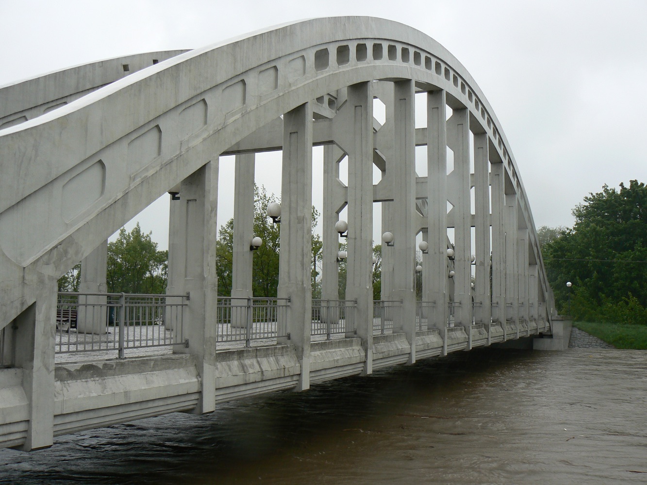 Darkovský most při zvýšeném stavu hladiny řeky Olzy v roce 2010