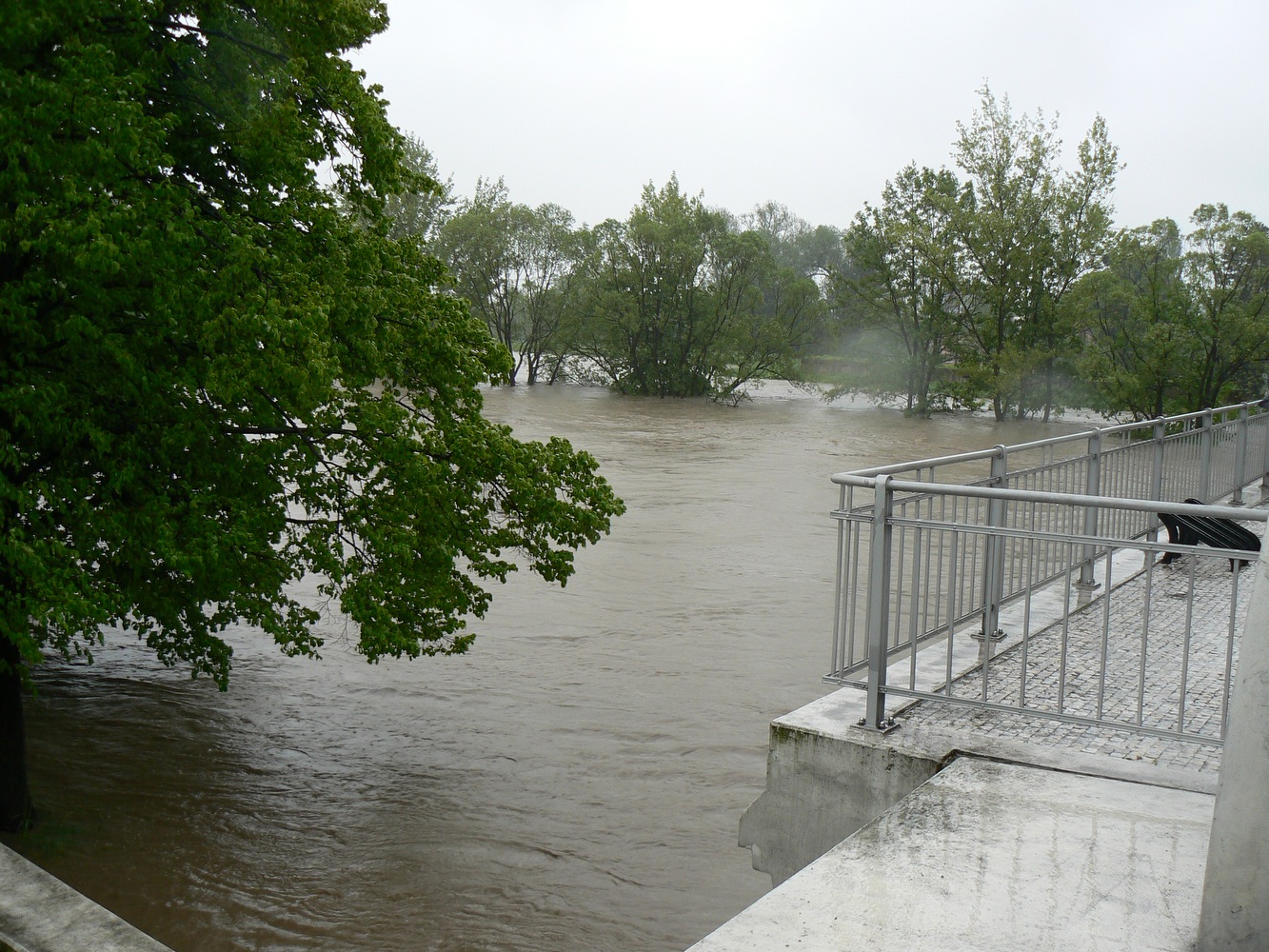 Darkovský most při zvýšeném stavu hladiny řeky Olzy v roce 2010
