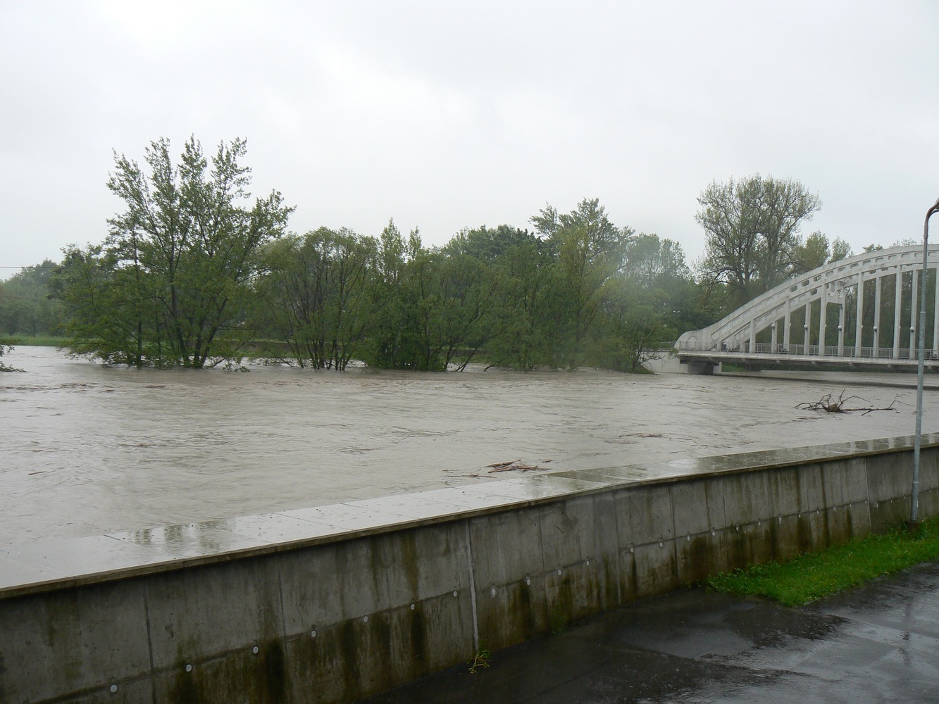Darkovský most při zvýšeném stavu hladiny řeky Olzy v roce 2010